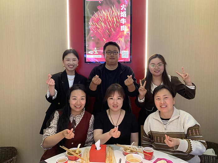豐盛佳肴聚一堂，團(tuán)建聚餐喜氣洋洋。讓我們齊聚力量，砥礪前行！