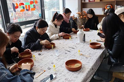河南賽諾威全體女同事“甜蜜女神節(jié)，藝術(shù)DIY”活動(dòng)慶祝3月8日女神節(jié)快樂(lè)！
